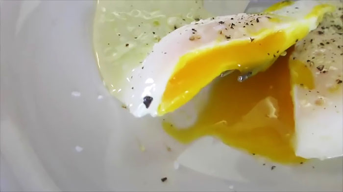 Hogyan süssünk lágy tojást víz nélkül