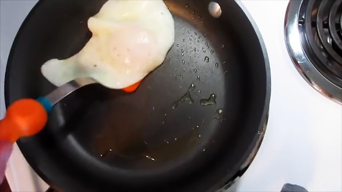 Как да изпържим рохко сварено яйце без вода