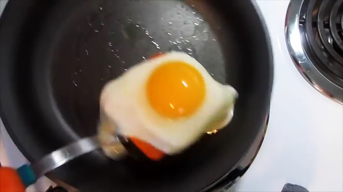 Как да изпържим рохко сварено яйце без вода