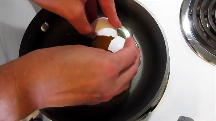 Cómo freír un huevo pasado por agua sin agua
