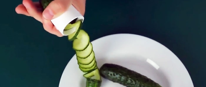 Hoe maak je een gevormd groentemes van een stuk PVC-buis