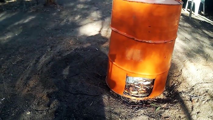 Ein 200-Liter-Fass hilft dabei, den Stumpf loszuwerden