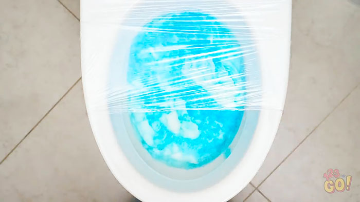 How to unclog a toilet using cling film