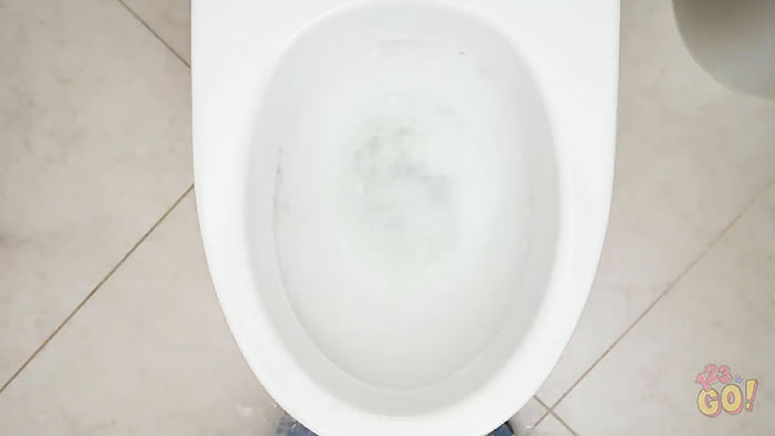 How to unclog a toilet using cling film