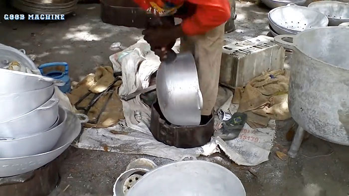 Fundição de pratos em latas de alumínio