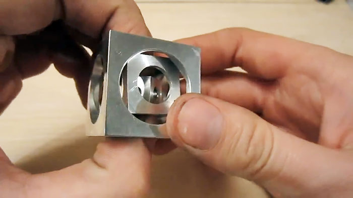 Come realizzare un cubo all'interno di un cubo al tornio