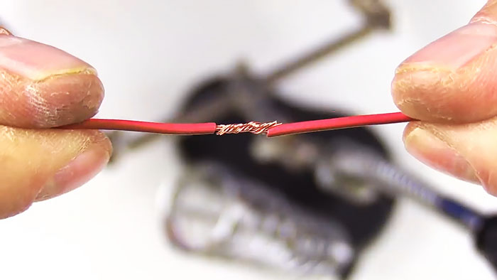 Jak vyrobit trubičky pro rychlé pájení drátů z obyčejného smršťovacího tepla