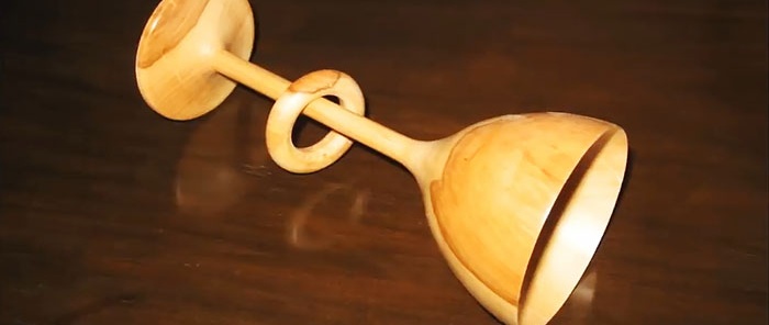 Puzzelbeker van hout met een ring
