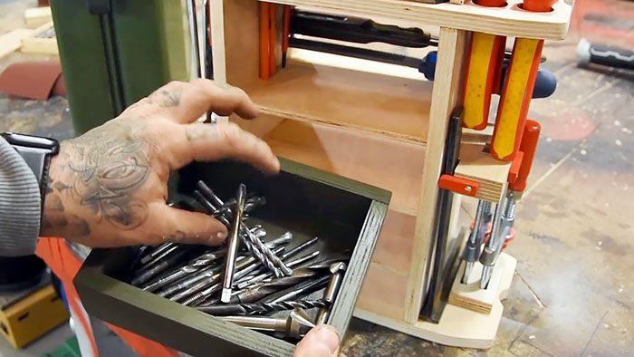 Jolie boîte à outils fabriquée à partir d'une vieille boîte