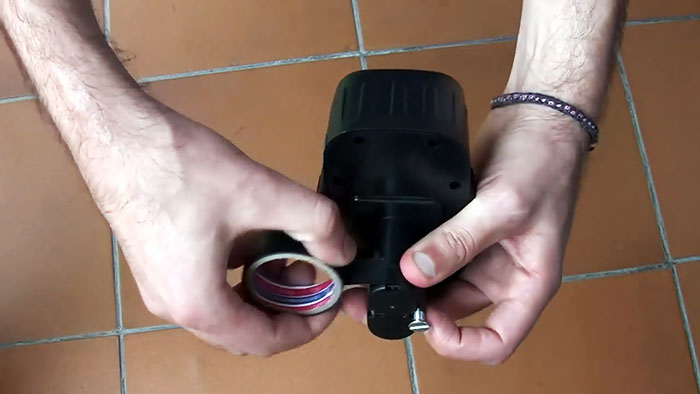 Hur man startar en bil med urladdat batteri med en skruvmejsel