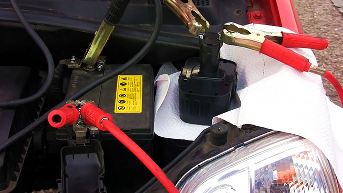 Hur man startar en bil med urladdat batteri med en skruvmejsel