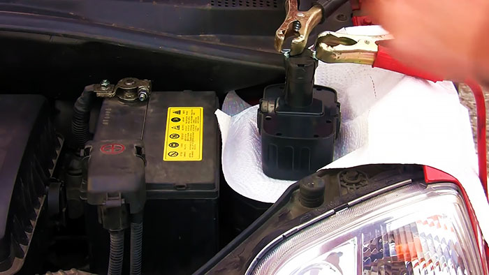 Jak nastartovat auto s vybitou baterií pomocí šroubováku