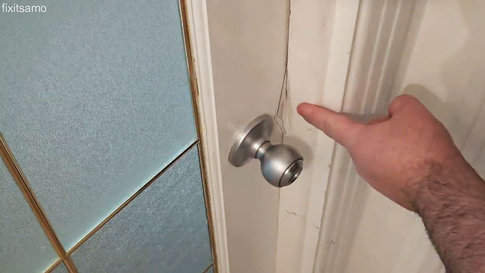 Hvordan åpne en låst dør uten nøkkel