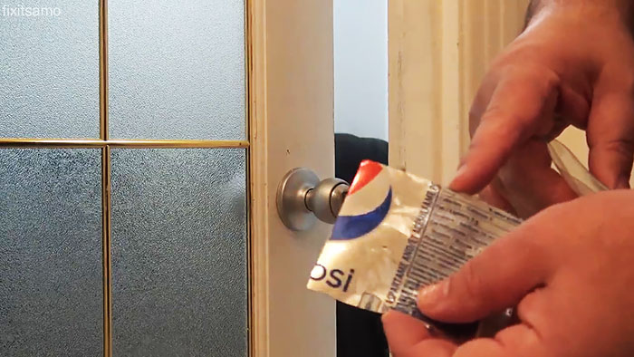 Kaip atidaryti užrakintas duris be rakto
