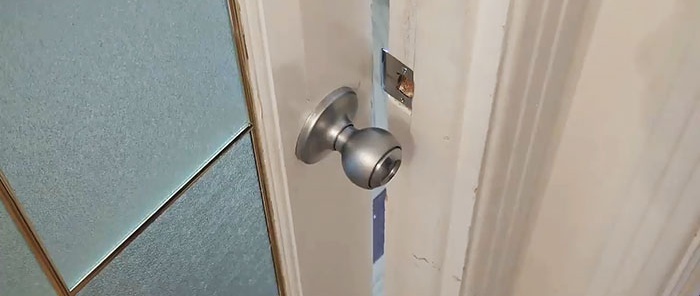Sådan åbner du en låst dør uden nøgle