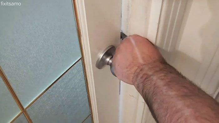 Comment ouvrir une porte verrouillée sans clé