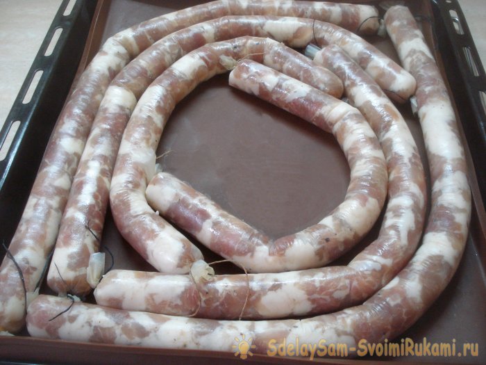 Masarap na Ukrainian sausages sa isang collagen casing