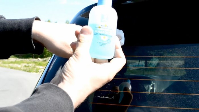 Come rimuovere i segni degli adesivi sul vetro dell'auto in 1 minuto