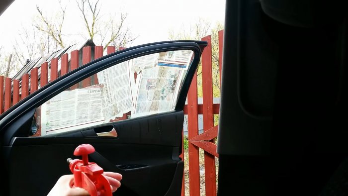 Hogyan távolítsuk el a ragasztót az autó ablakainak színezésének eltávolítása után