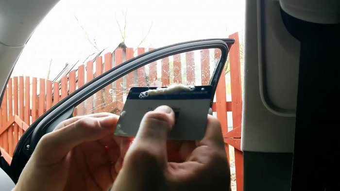 Kaip pašalinti klijus pašalinus tamsinimą nuo automobilio stiklų