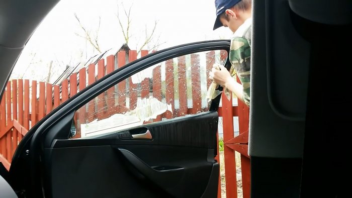 Comment enlever la colle après avoir retiré la teinte des vitres de voiture