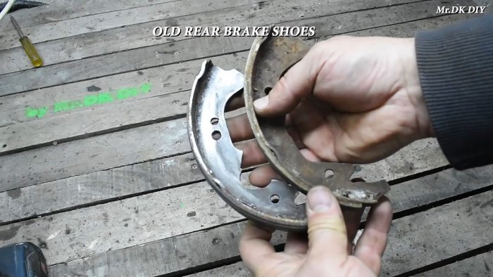 Universal brake pad remover