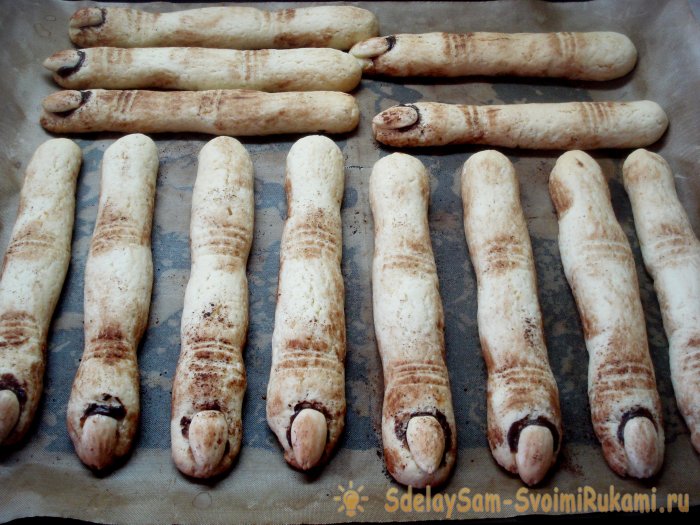 Dedos de bruja preparando galletas de Halloween