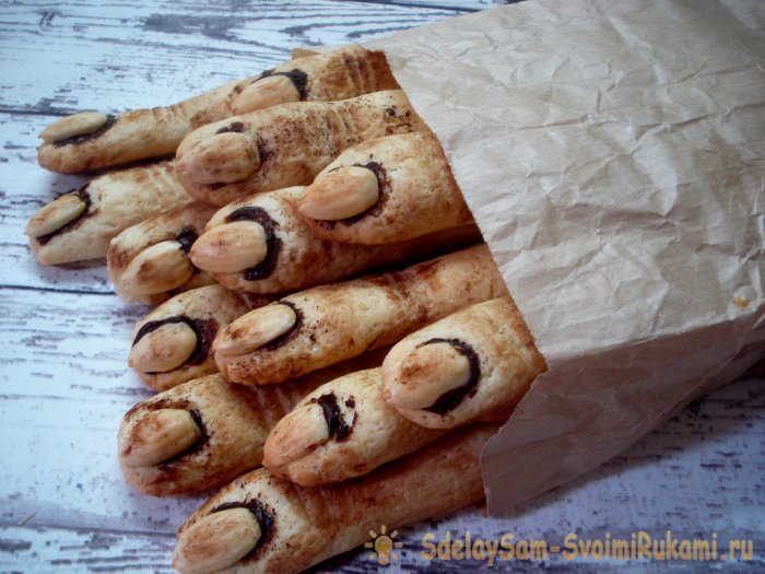 Doigts de sorcière préparant des biscuits d'Halloween