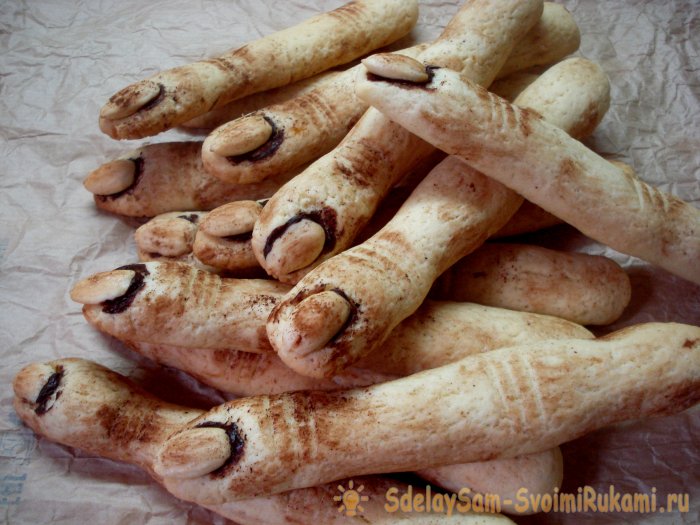 Doigts de sorcière préparant des biscuits d'Halloween