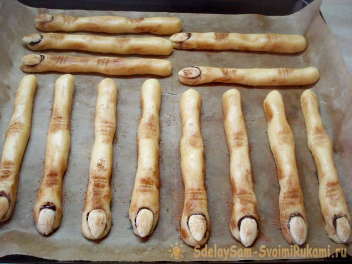Dedos de bruja preparando galletas de Halloween
