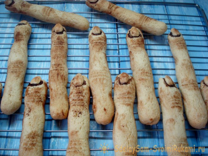 Dedos de bruxa preparando biscoitos de Halloween