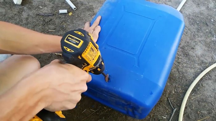 How to cut a fitting into a plastic canister