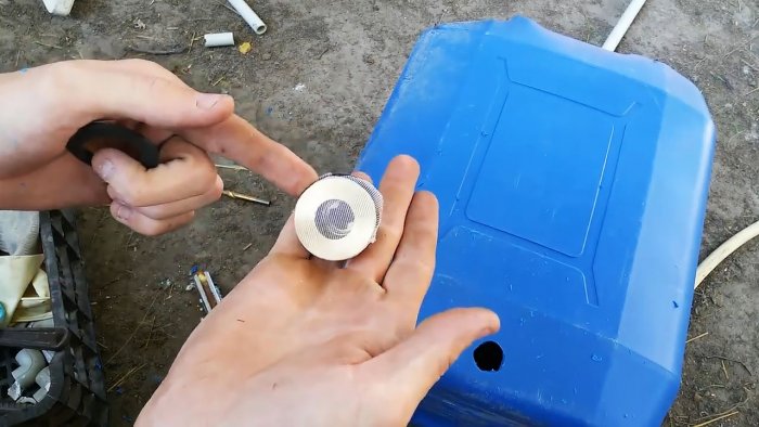 How to cut a fitting into a plastic canister