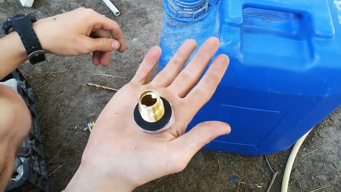 Com tallar un accessori en un recipient de plàstic