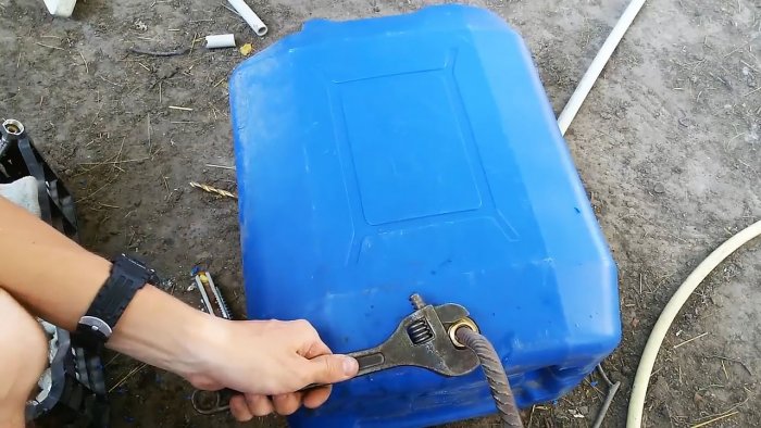 Cómo cortar un accesorio en un recipiente de plástico
