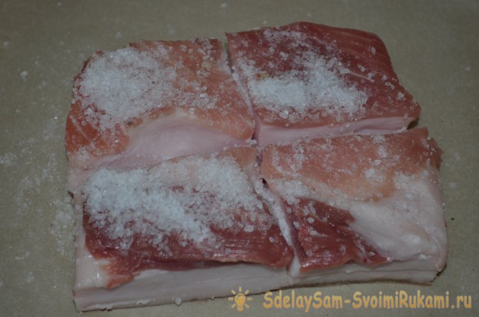 Cómo cocinar manteca de cerdo salada con ajo y pimienta.