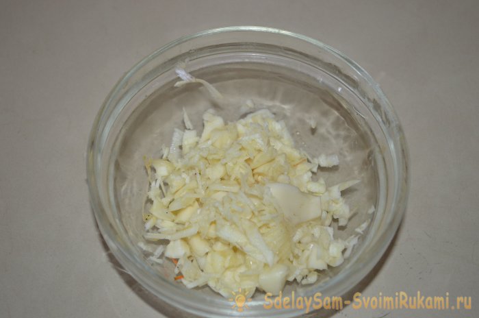 Hogyan kell főzni sózott disznózsírt fokhagymával és borssal