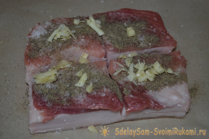 Sarımsak ve biber ile tuzlanmış domuz yağı nasıl pişirilir