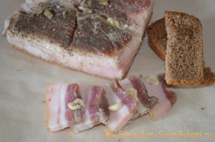 איך לבשל שומן חזיר מלוח עם שום ופלפל