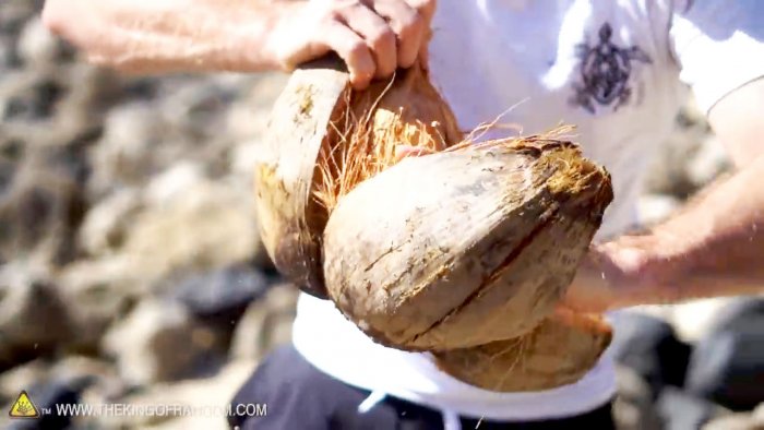 Kā atvērt kokosriekstu bez instrumentiem