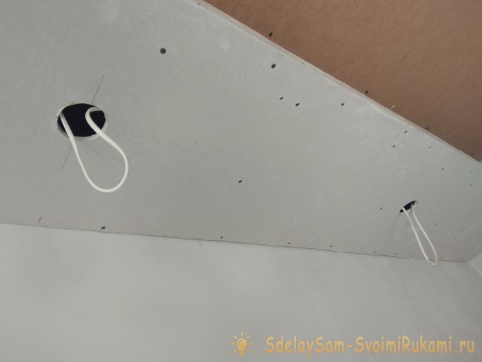 Installation de soffites encastrés sur un caisson de plafond en plaques de plâtre