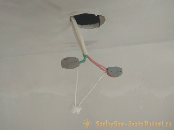 Pag-install ng mga recessed soffit sa isang plasterboard ceiling box