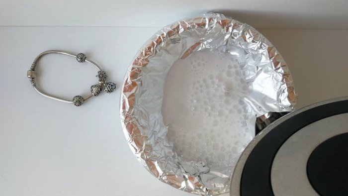 طريقة مجربة لسنوات: كيفية تنظيف الفضة في المنزل