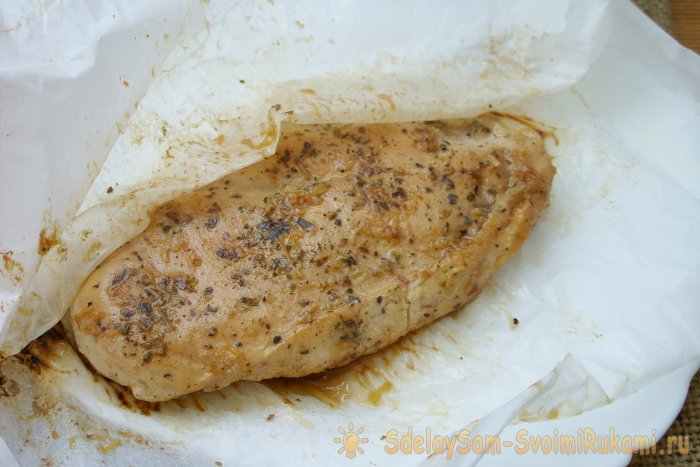 Filete de pollo jugoso en una sartén