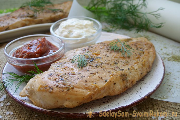 Filé de frango suculento em uma frigideira