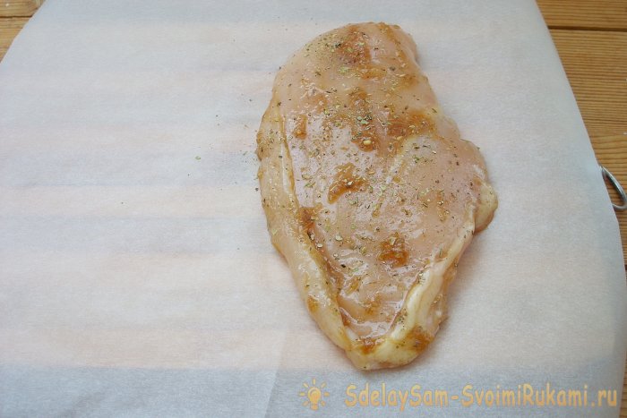 Filete de pollo jugoso en una sartén