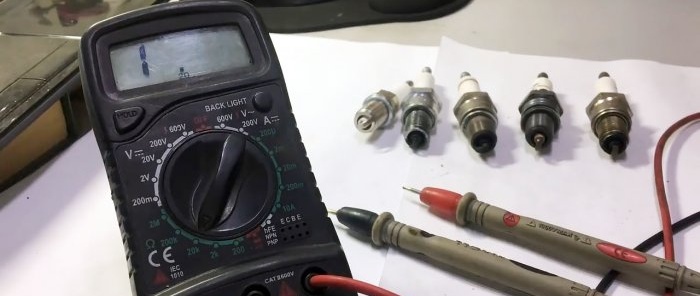 Hoe u bougies controleert met een multimeter en wat belangrijk is om te weten bij het vervangen ervan