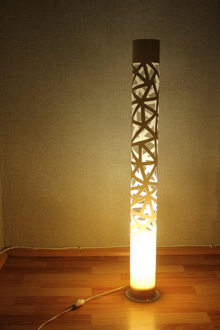 Hoe maak je een eenvoudige lamp van PVC-buis