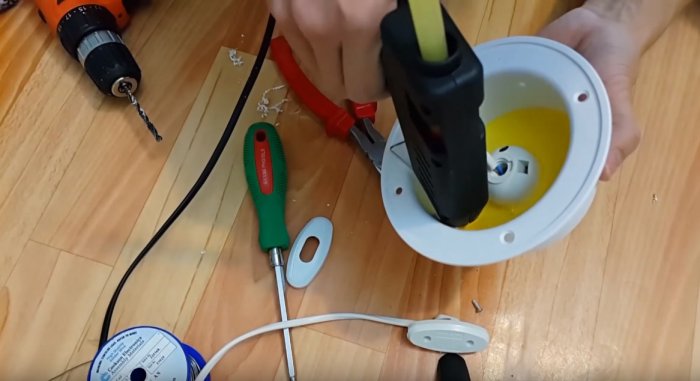 Cómo hacer una lámpara sencilla con tubo de PVC.