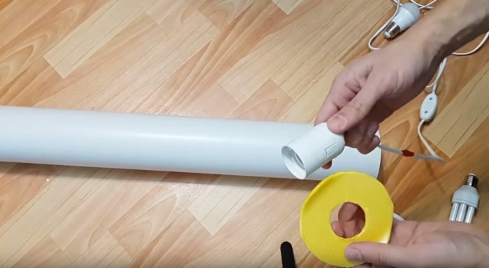 Hoe maak je een eenvoudige lamp van PVC-buis